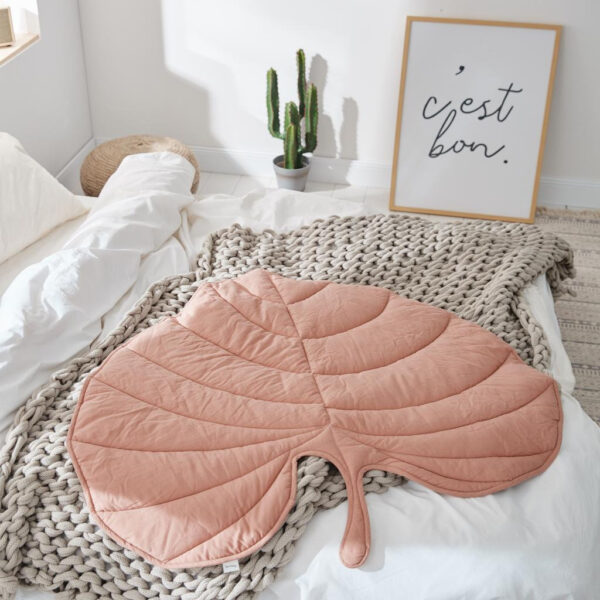 Pets and Kids Leaf Shape Washable Warm Floor Kennel Pad - Image 4